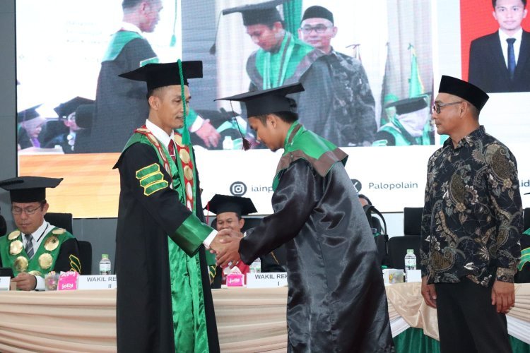 Kala Momen Wisuda Jadi Ajang Persembahan untuk Orang Tua