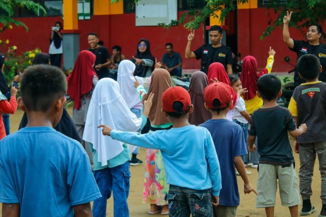 Mahasiswa KKN IAIN Palopo Gandeng KeRen & Dapostra Lakukan Trauma Healing Pasca Banjir di Luwu