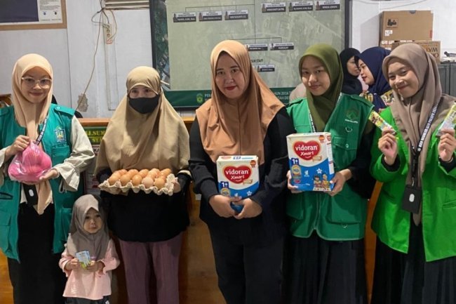 Cegah Stunting, Mahasiswa KKN IAIN Palopo Bagikan Susu Balita di Timampu