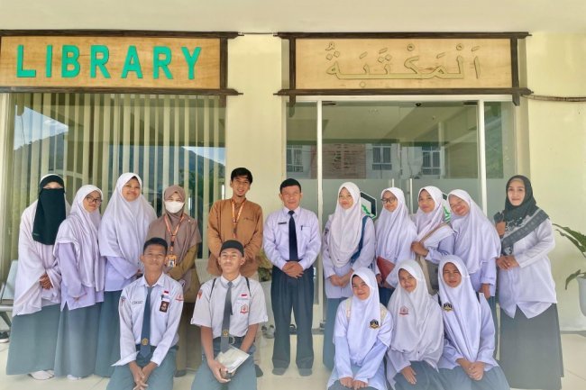 IAIN Palopo kenalkan Layanan Perpustakaan Pada Siswa SMA IT Madani