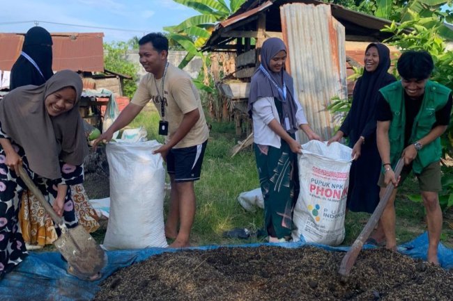 Inovatif! Mahasiswa KKN-84 IAIN Palopo Motori Warga Wiwitan Timur Bikin Pupuk Organik