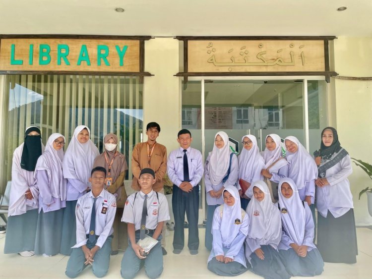 IAIN Palopo kenalkan Layanan Perpustakaan Pada Siswa SMA IT Madani