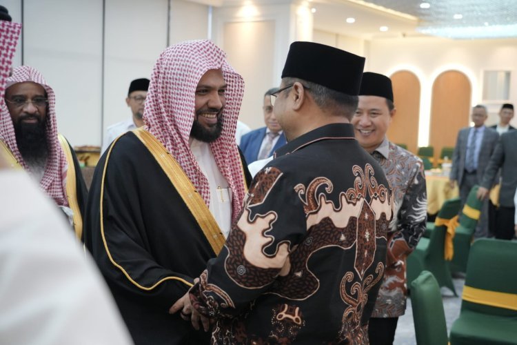 Bertemu Menag, Imam Masjid Nabawi Sampaikan Pesan Raja Salman