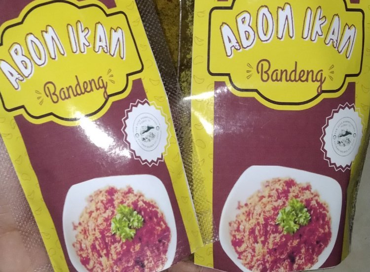 Mahasiswa KKN IAIN Palopo Dampingi Warga Desa Pammesakang Produksi Abon Ikan Bandeng