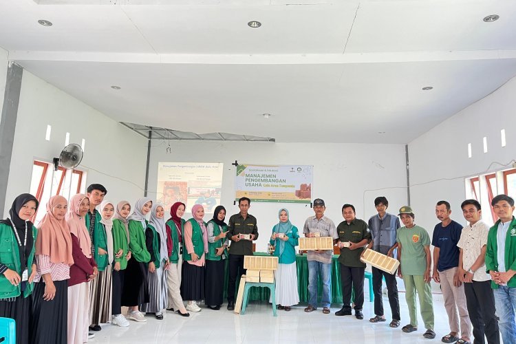 Mahasiswa IAIN Palopo Edukasi Warga Tampumia Kembangkan Usaha Gula Aren