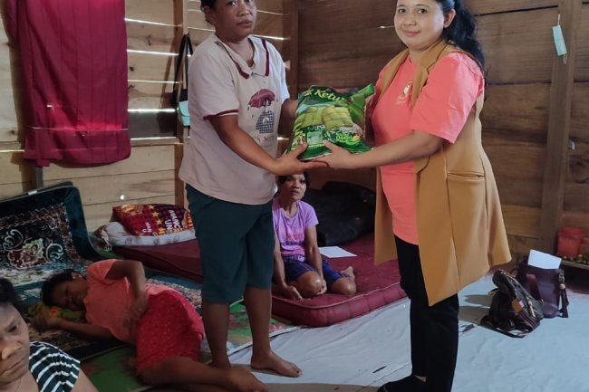 DWP IAKN Toraja Gelar Kunjungan Sosial Perempuan Lumpuh