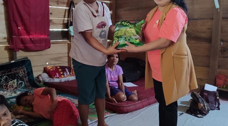 DWP IAKN Toraja Gelar Kunjungan Sosial Perempuan Lumpuh