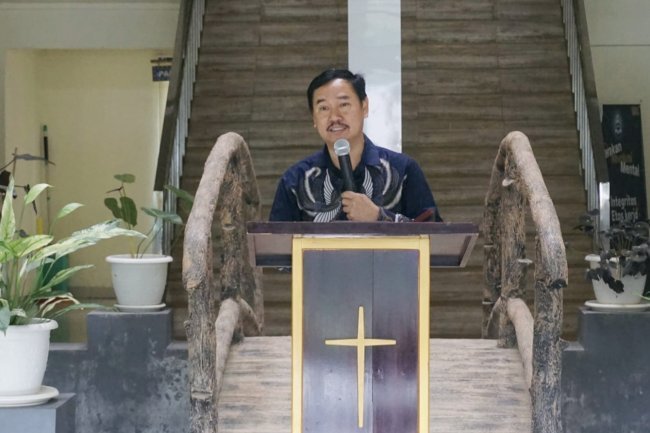 Ibadah Akhir Pekan IAKN Toraja, Rektor Bacakan Firman Tuhan