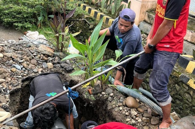 Personil Perumda TM Palopo Gercep Perbaiki Kebocoran Pipa Meski Sedang Puasa