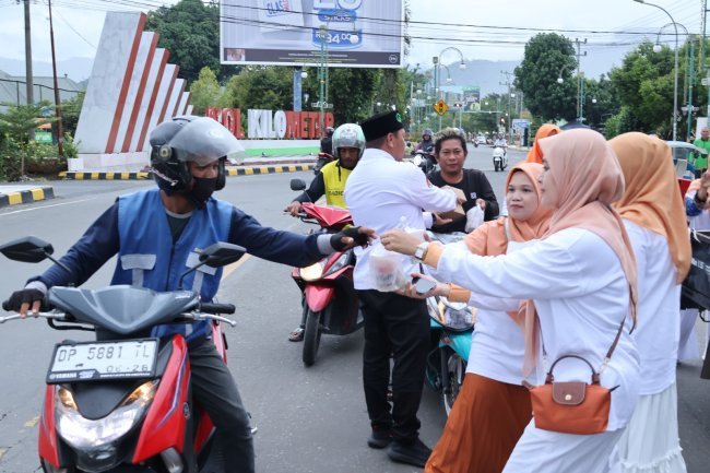 Berbagi Berkah di Bulan Ramadhan, DWP IAIN Palopo Bagi Takjil ke Masyarakat