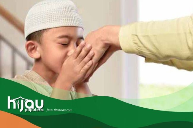 Idul Fitri: Momen Cium Tangan Hingga Cipika Cipiki