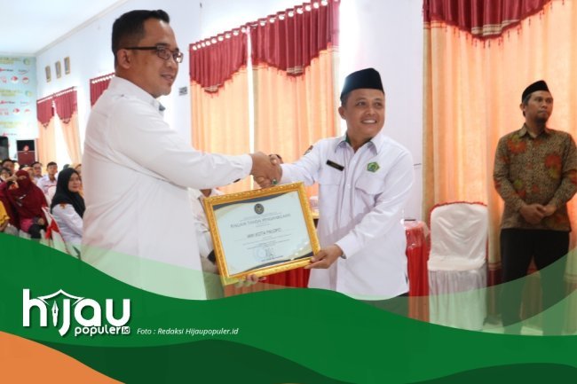 Dekan FUAD IAIN Palopo Terima Piagam Penghargaan di Lapas Palopo