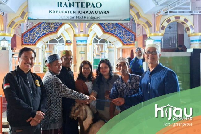 Indahnya Toleransi, Rektor dan Ketua DWP IAKN Toraja Serahkan Hewan Kurban