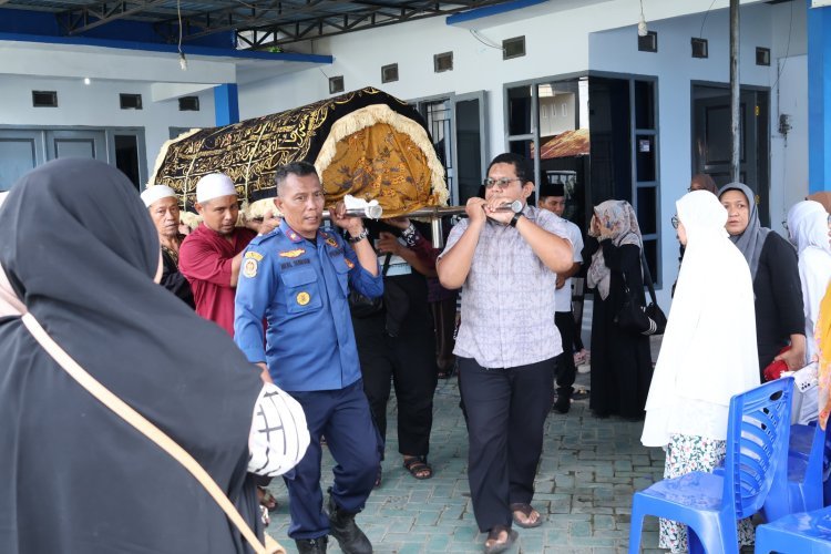 Rektor Wakili Keluarga Sampaikan Sepatah Kata dalam Pelepasan Jenazah Muh Abduh Dosen UIN Palopo