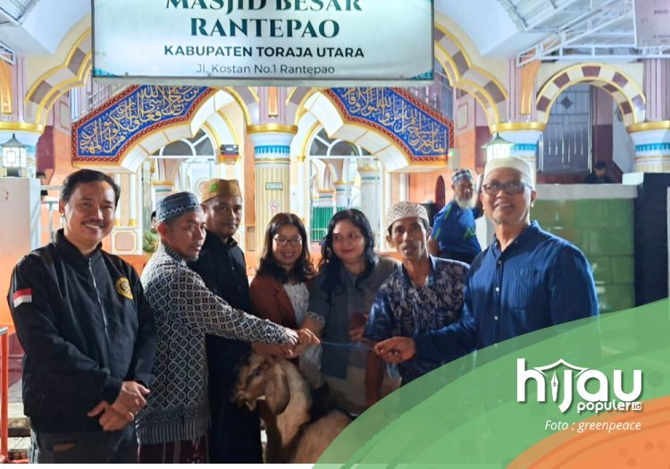 Indahnya Toleransi, Rektor dan Ketua DWP IAKN Toraja Serahkan Hewan Kurban