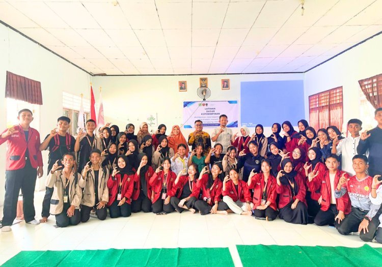 Dosen UIN Palopo Latih Public Speaking Siswa di SMAN 11 Luwu