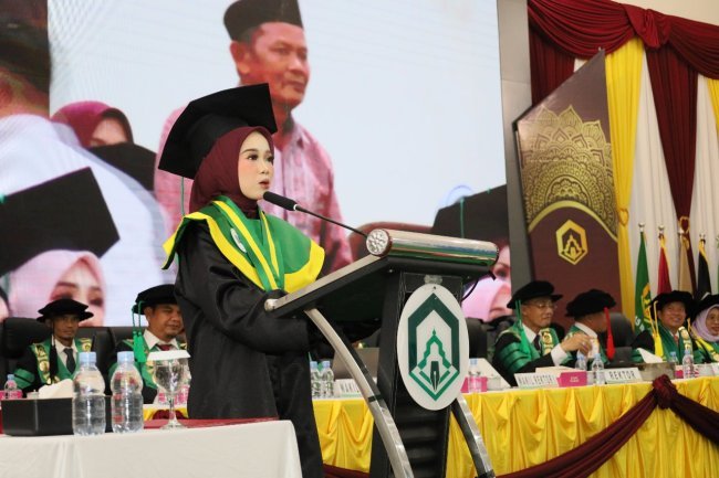 Wisudawati Sesi II Periode II UIN Palopo Ini Tak Kuasa Menahan Air Mata Haru