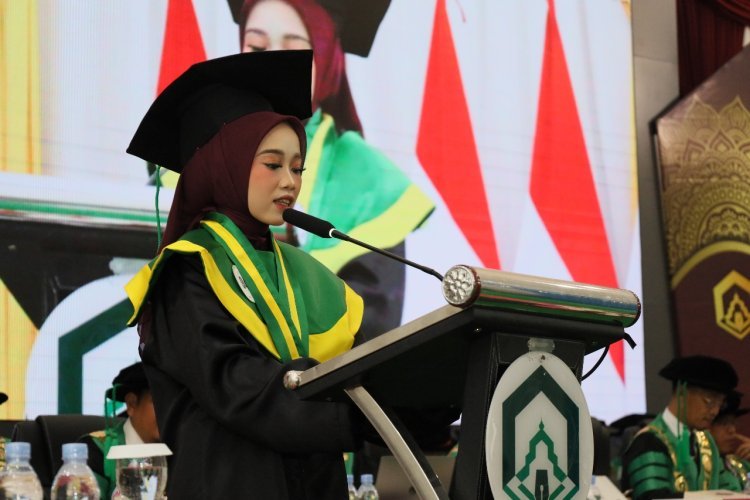 Wisudawati Sesi II Periode II UIN Palopo Ini Tak Kuasa Menahan Air Mata Haru