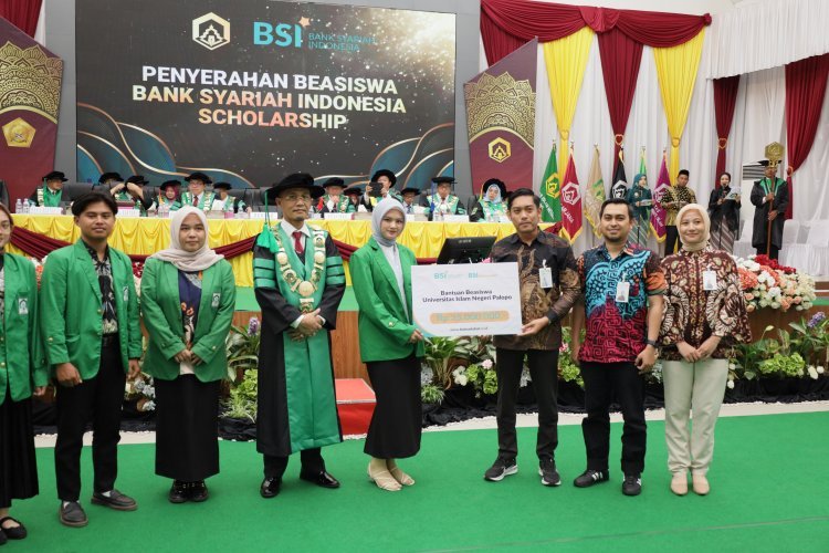 BSI Serahkan Bantuan Beasiswa Berprestasi di Momen Wisuda UIN Palopo