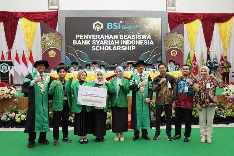 BSI Serahkan Bantuan Beasiswa Berprestasi di Momen Wisuda UIN Palopo