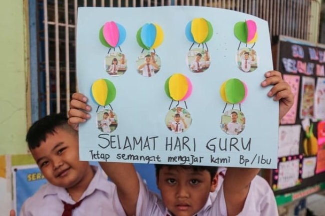 Guru Diunduh, Murid Diunggah