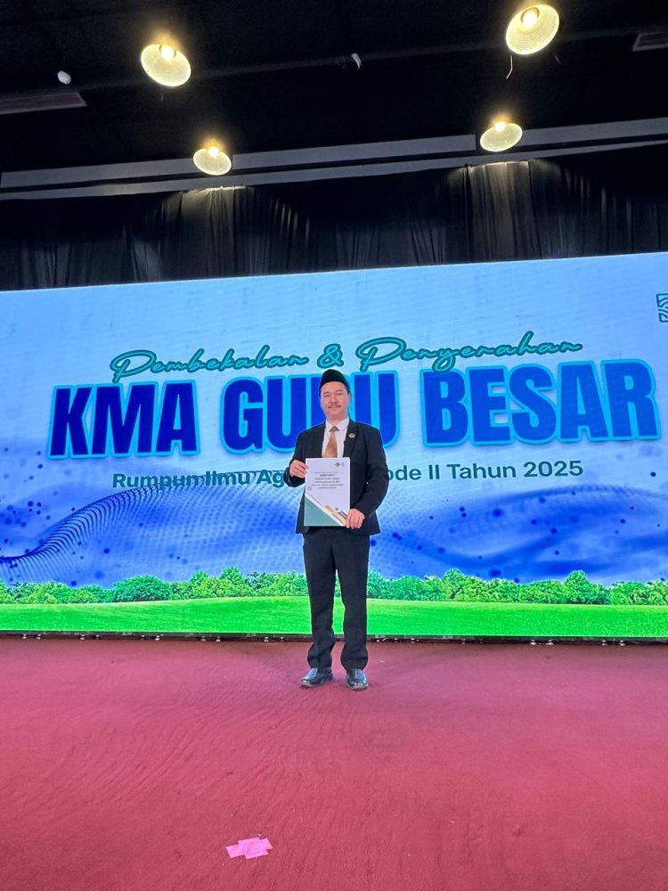 Menteri Agama Serahkan KMA Guru Besar, IAKN Toraja Miliki Guru Besar Pertama