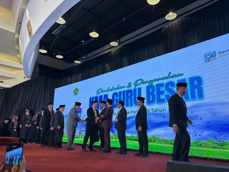 Menteri Agama Serahkan KMA Guru Besar, IAKN Toraja Miliki Guru Besar Pertama