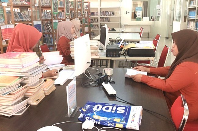 Jaga Kualitas Layanan, Perpustakaan UIN Palopo Rawat Koleksi Buku