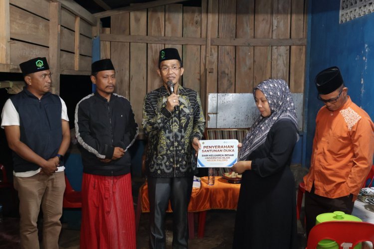 UIN Palopo Serahkan Santunan Duka kepada Keluarga Almarhum Mur Karyadi