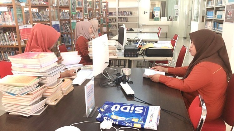 Jaga Kualitas Layanan, Perpustakaan UIN Palopo Rawat Koleksi Buku