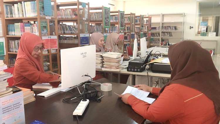 Jaga Kualitas Layanan, Perpustakaan UIN Palopo Rawat Koleksi Buku