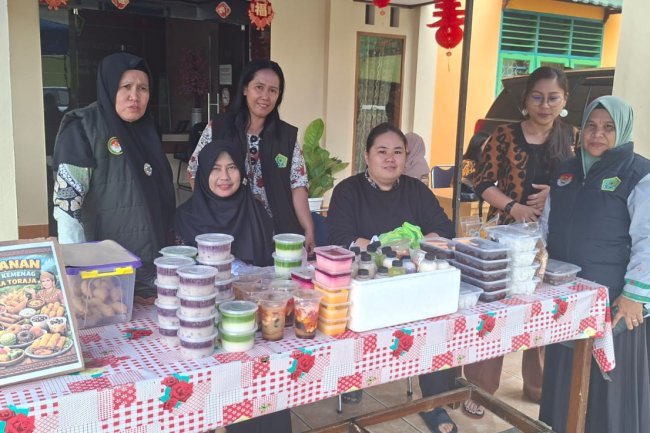 Ramadan Produktif, DWP Kemenag Tana Toraja Gelar Bazar Takjil Murmer