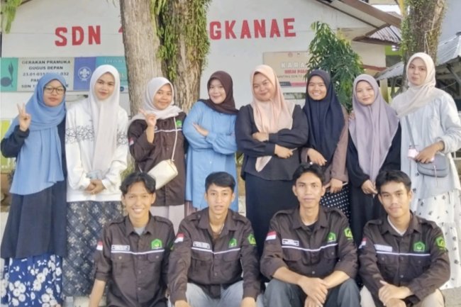 Mahasiswa Penerima Beasiswa KIP Kuliah UIN Palopo Turun ke Jalan, Tebar Takjil untuk Pekerja Harian di Palopo