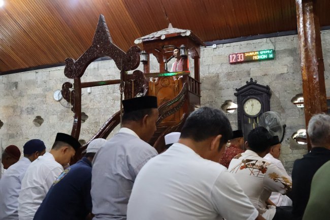 Usai Ramadan, Rektor UIN Palopo Ingatkan Ancaman “Turunnya Iman” dalam Khutbah Jumat