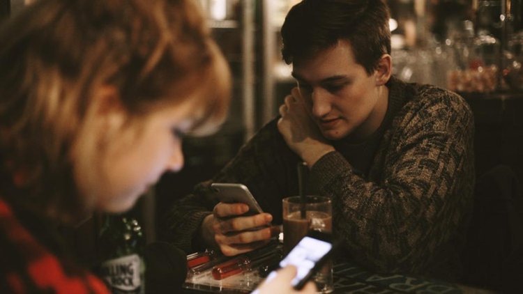 Media Sosial dan Ancaman Sunyi dalam Rumah Tangga