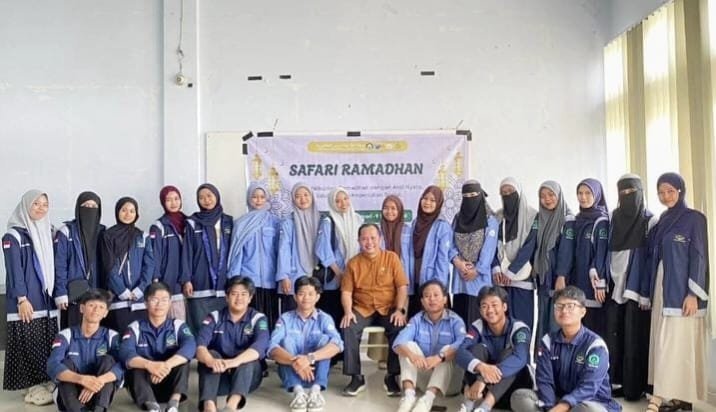 Dari Imam Salat hingga Mengajar Mengaji, Pengabdian Mahasiswa PBA di Padang Kalua