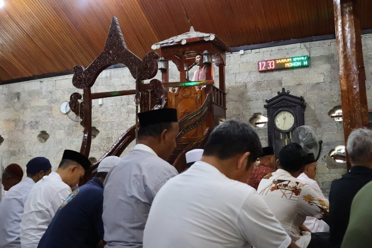 Usai Ramadan, Rektor UIN Palopo Ingatkan Ancaman “Turunnya Iman” dalam Khutbah Jumat