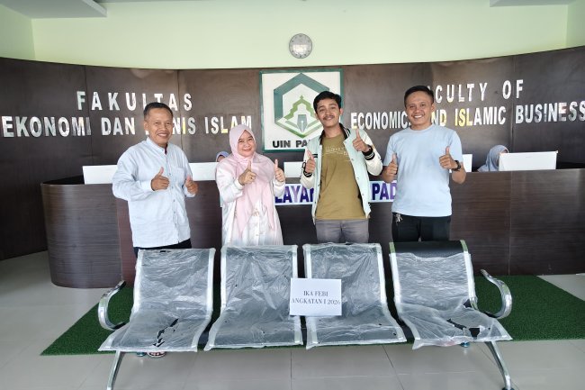 Alumni FEBI UIN Palopo Donasikan Kursi Tunggu untuk Tingkatkan Layanan Fakultas