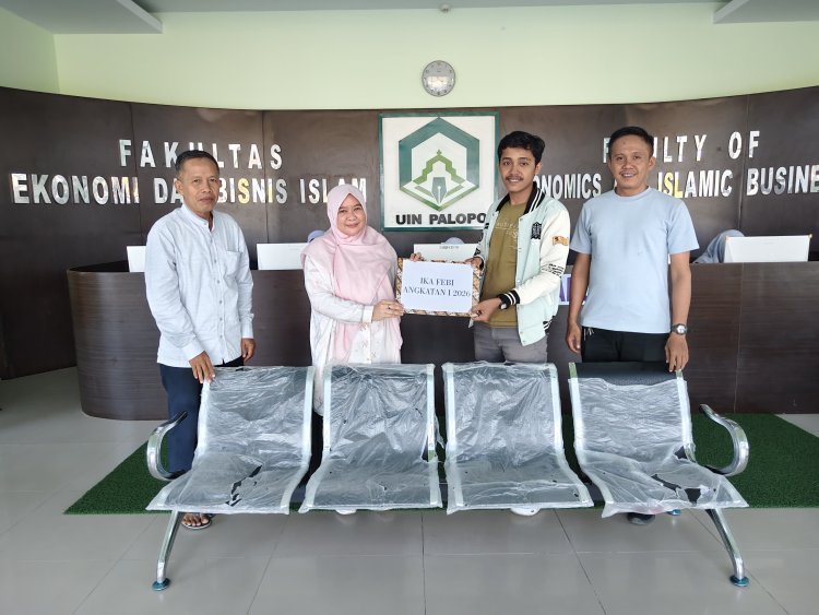 Alumni FEBI UIN Palopo Donasikan Kursi Tunggu untuk Tingkatkan Layanan Fakultas
