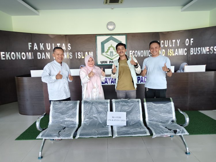 Alumni FEBI UIN Palopo Donasikan Kursi Tunggu untuk Tingkatkan Layanan Fakultas