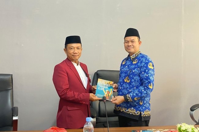 Menjawab Tantangan Era Digital, Dosen UIN Palopo Terbitkan Buku Isu Pendidikan Islam Kekinian