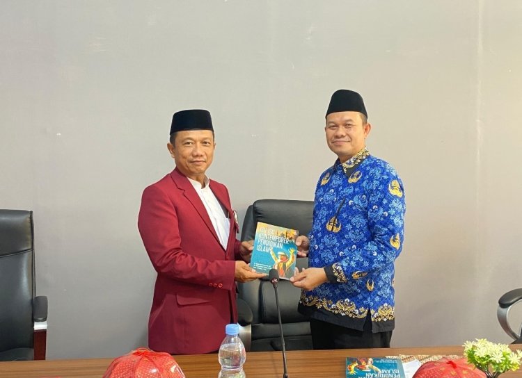 Menjawab Tantangan Era Digital, Dosen UIN Palopo Terbitkan Buku Isu Pendidikan Islam Kekinian